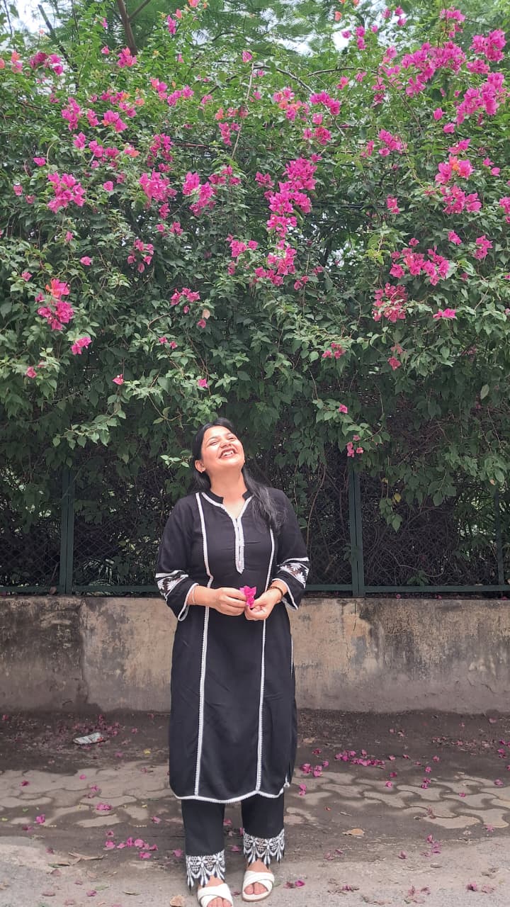 Dia — Pink blooms and a moment made of joy.