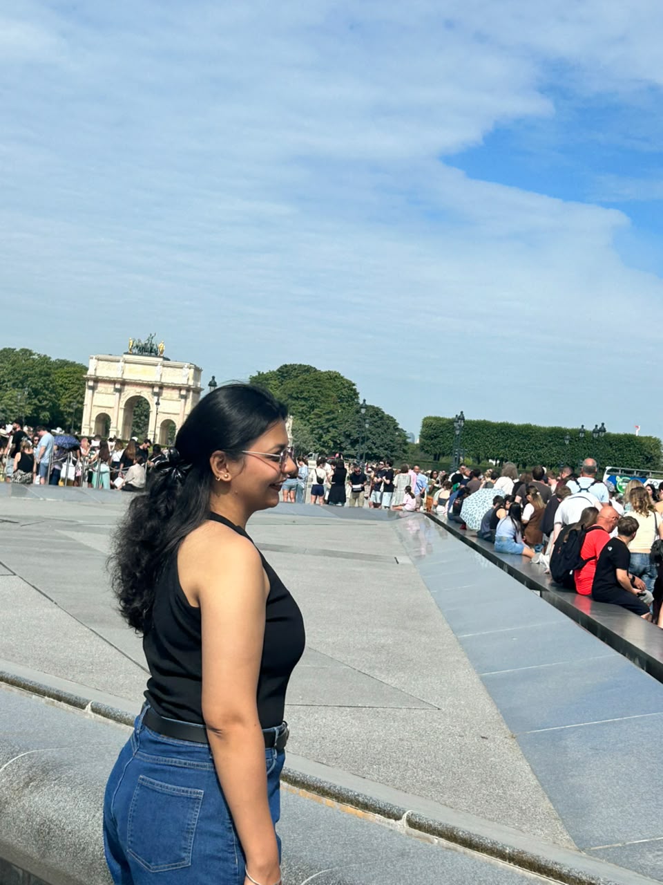Dia — A little Louvre magic in a single frame.